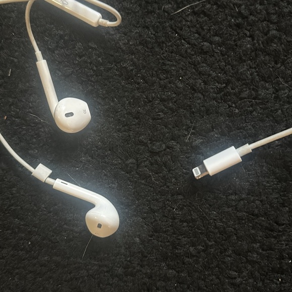 Authentic Apple Earbuds - Picture 2 of 2